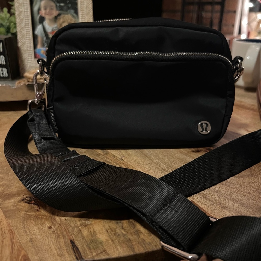 Lululemon Everywhere Crossbody Bag 2L
Metal Hardware, Black